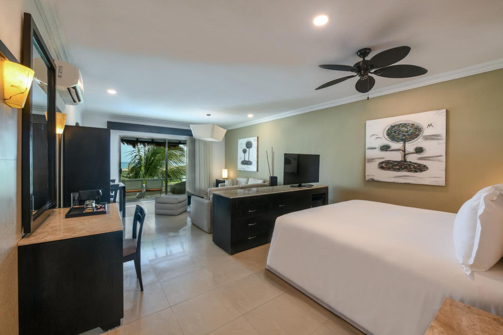 Private pool suite